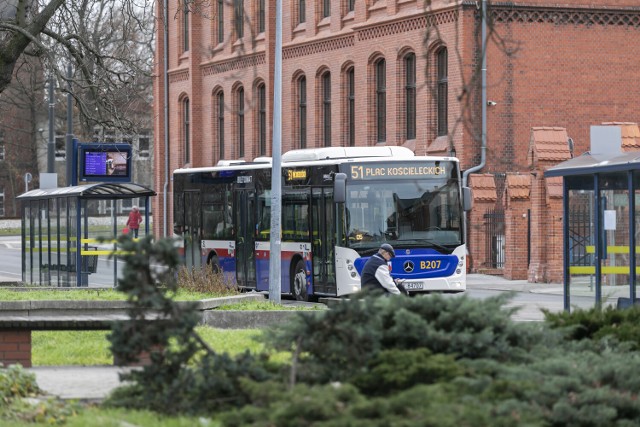 1 listopada autobusy i tramwaje będą kursować częściej niż w dzień świąteczny. ZMDiKP uruchomi dodatkowe linie, które zawiozą bydgoszczan w rejon największych cmenatarzy.