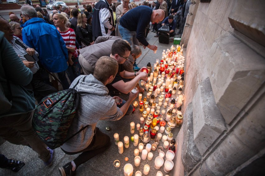 Łańcuch Światła: Protesty pod sądami w Gdańsku i w Gdyni przeciwko projektowi PiS  [WIDEO, ZDJĘCIA]