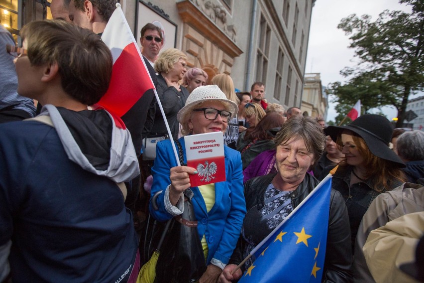 Łańcuch Światła: Protesty pod sądami w Gdańsku i w Gdyni przeciwko projektowi PiS  [WIDEO, ZDJĘCIA]