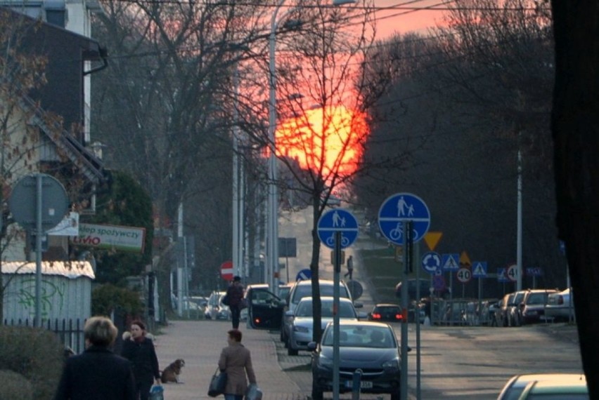 Olbrzymie Słońce nad ulicą Piekoszowską w Kielcach [ZDJĘCIA]