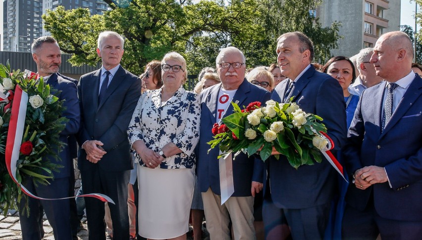 4 czerwca. Kwiaty pod Pomnikiem Poległych Stoczniowców w...