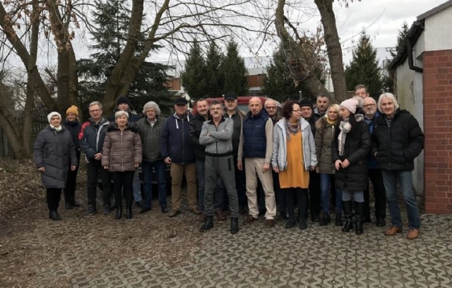 Informacja o kontrowersyjnej dla mieszkańców decyzji, pojawiła się na drzewach, 31 stycznia. Zgodnie z jej treścią, 3 lutego od godz. 07.30 do 15.00 zaplanowana jest ścinka drzew, aby móc utworzyć drogę  do nowego osiedla.