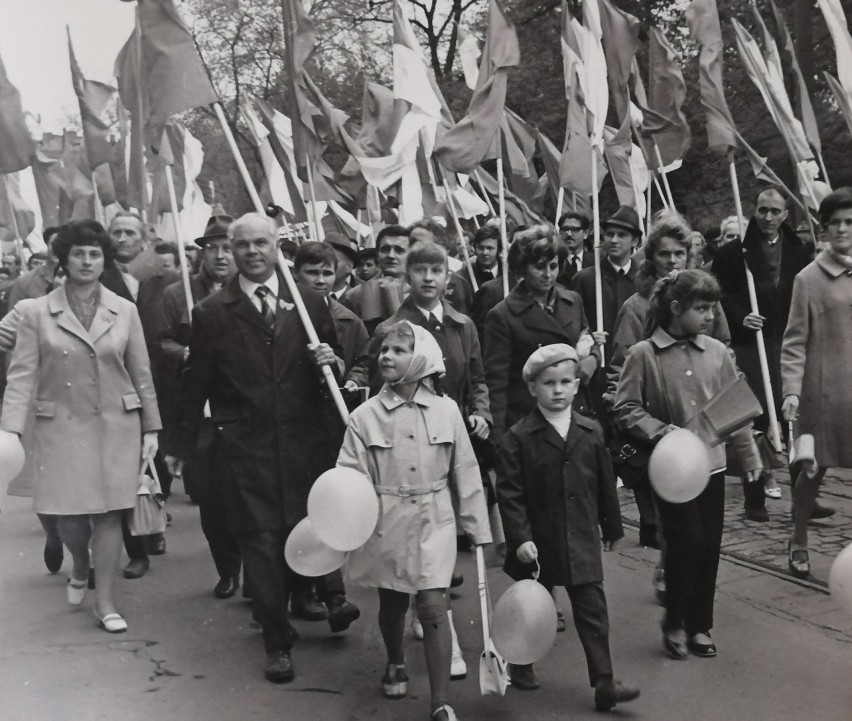 Pochody pierwszomajowe w Krakowie z lat 70. i 80. Uczestniczyły w nich dziesiątki tysięcy ludzi [ZDJĘCIA]