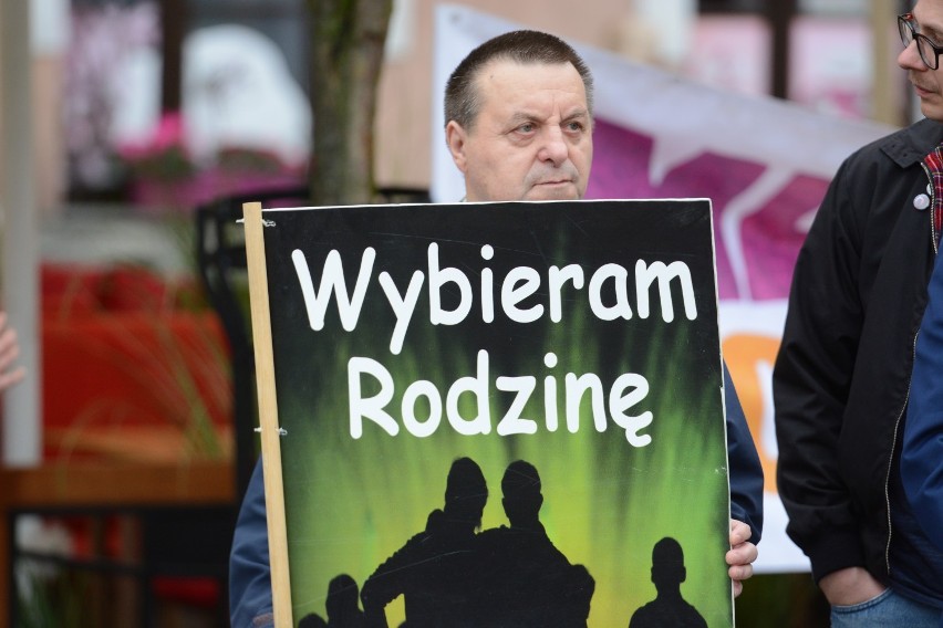 Młodzież Wszechpolska pikietowała "w obronie rodziny" na rynku w Grudziądzu