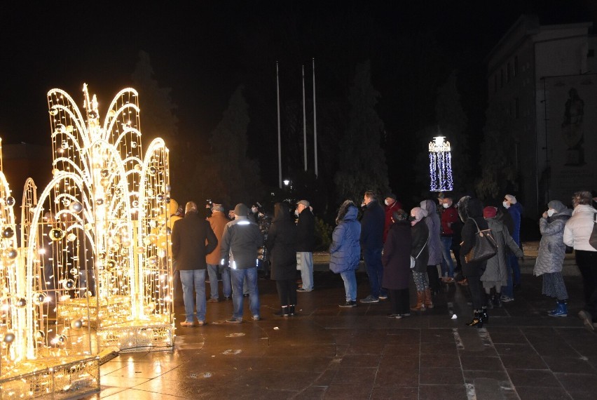 Malbork. Protest w obronie TVN na placu Jagiellończyka. Kilkadziesiąt osób przyłączyło się do ogólnopolskiej akcji 