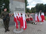 Uczcili pamięć poległych przy pomniku Orła Białego w Zgorzelcu. Złożyli kwiaty i zapalili znicze (GALERIA)