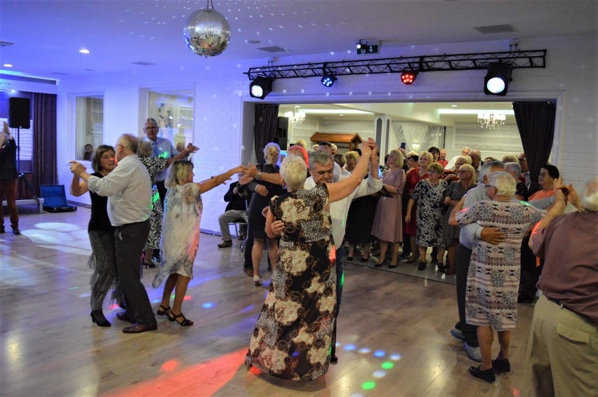 Seniorzy z gminy Pszczółki bawili się na balu. Były tańce, zabawy, wybór Miss Babci i Mistera Dziadka