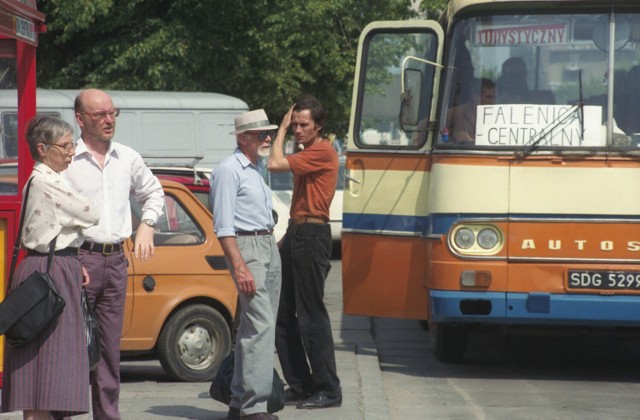 Warszawa 21.05.1993. Strajk generalny zorganizowany przez Niezależny Samorządny Związek Zawodowy Solidarność w Regionie Mazowsze. Miejskie Zakłady Komunikacyjne ogłosiły 20-godzinny strajk, od godz. 4 do godz. 24, na trasy wyjechało ok. 30 autobusów zastępczych i 250 samochodów osobowych. Związkowcy protestowali przeciwko restrukturyzacji, żądali respektowania woli pracowników i wywiązania się z obietnicy zwiększenia budżetu zakładu. Nz. pasażerowie na przystanku przy ul. Emilii Plater przy Dworcu Centralnym