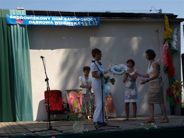 Maria Lipowska ofiaruje Dorocie Pawlak własnoręcznie wykonane papierowe serce