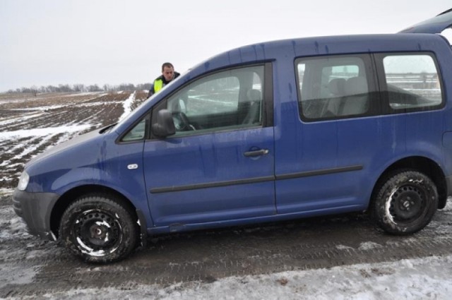 "Dziupla" samochodowa w Kraśniku rozbita. Policja zabezpieczyła samochód, części do pojazdów, nielegalne papierosy i alkohol.