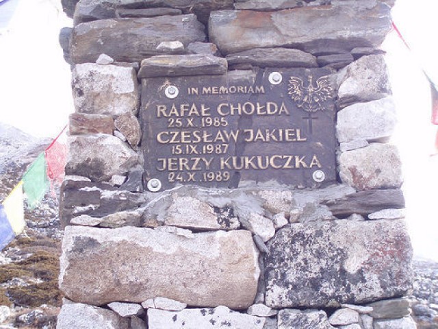 Obelisk z tablicą we wsi Chuckung, upamiętniający tragicznie zmarłych polskich himalaist&oacute;w podczas wypraw na Lhotse.