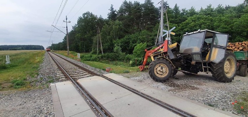 Pociąg uderzył w ciągnik rolniczy w Sokołowie Budzyńskim [ZDJĘCIA]