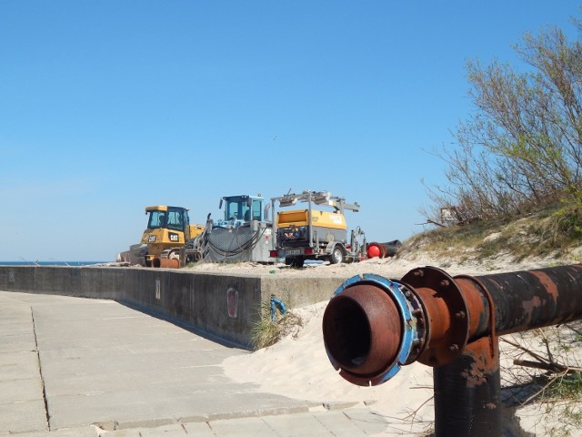 Plażowanie i umacnianie brzegu morskiego w Rowach