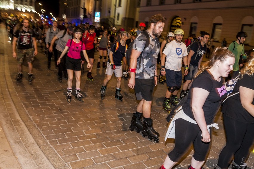 Nightskating Warszawa 2019. Rolkarze zaliczyli ekstremalną...