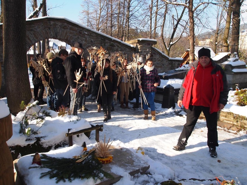 Zakopane: uczniowie Kenara udekorowali groby