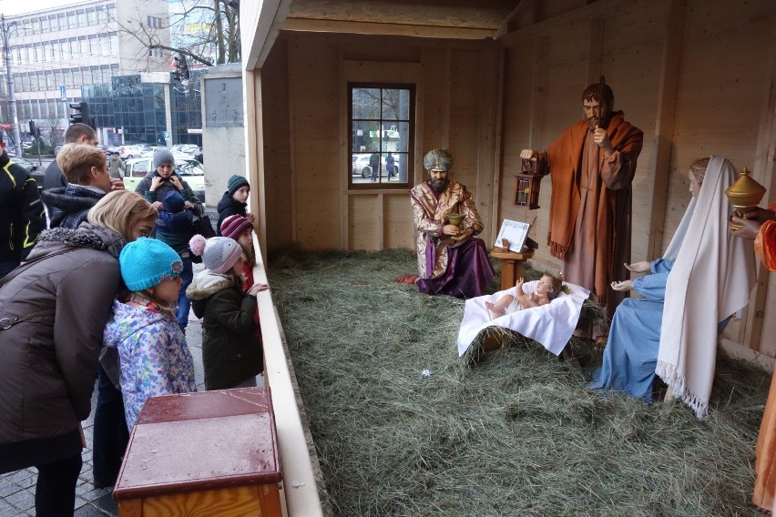 W Święta łodzianie odwiedzają szopkę przed katedrą