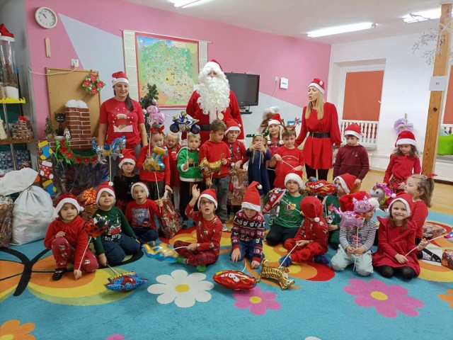 Święty Mikołaj odwiedził żarskie przedszkola i szkoły. W takim dniu żadne dziecko nie może zostać bez prezentu