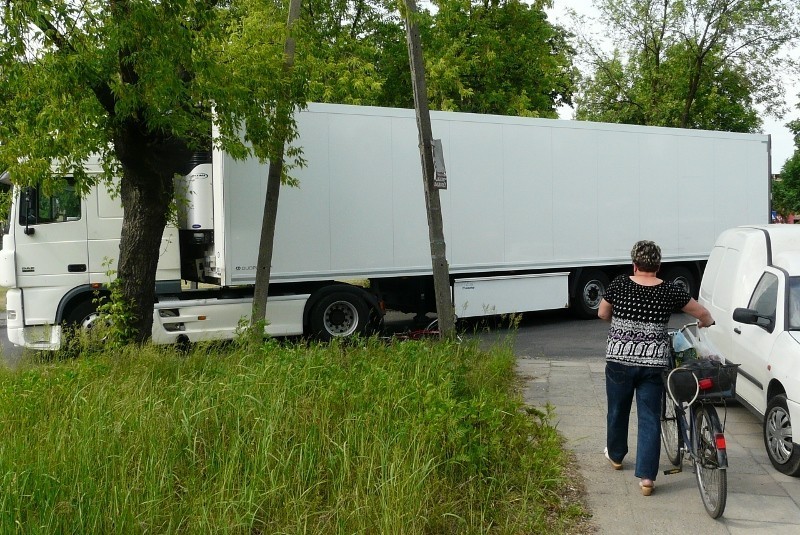 Na ul. Warszawskiej rowerzystka pod kołami TIR-a [zdjęcia]