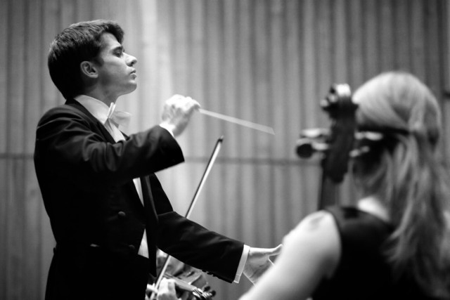 Orkiestrze podczas prób i koncertów przewodniczyć będzie doświadczony dyrygent Łukasz Meyger.
