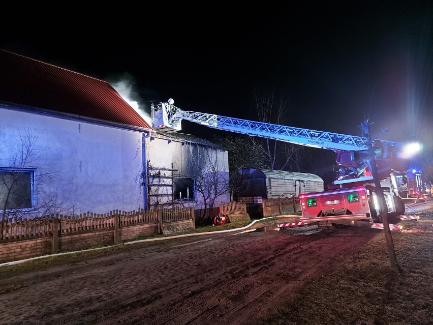 Tragedia w Nowy Rok! Strażak zginął w pożarze budynku gospodarczego w Strzyżewie! [FOTO]
