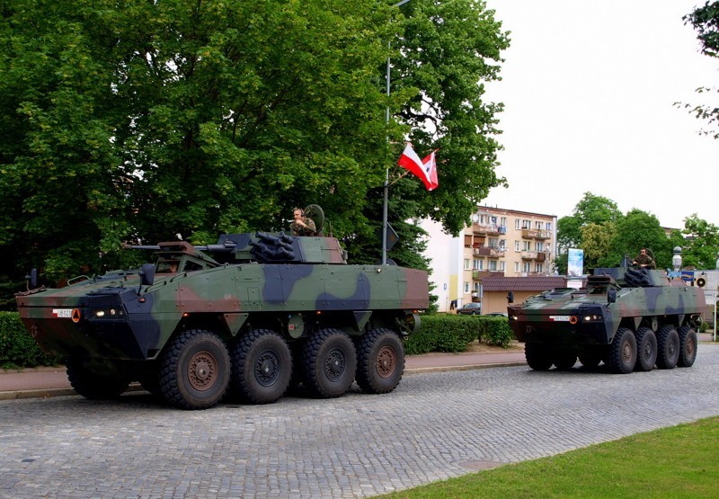 A... żołnierze na Rosomakach.