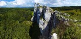 Majówka na Jurze. Okiennik Wielki w Piasecznie to niespotykana grupa wysokich skał wapiennych z wielkim "wybitym" przez naturę oknem. VIDEO