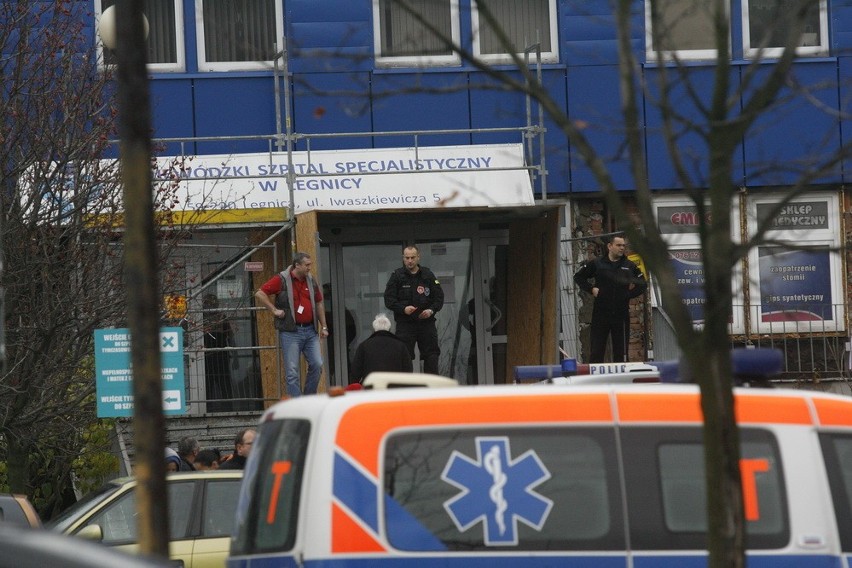 Alarm bombowy w legnickim szpitalu (ZDJĘCIA)