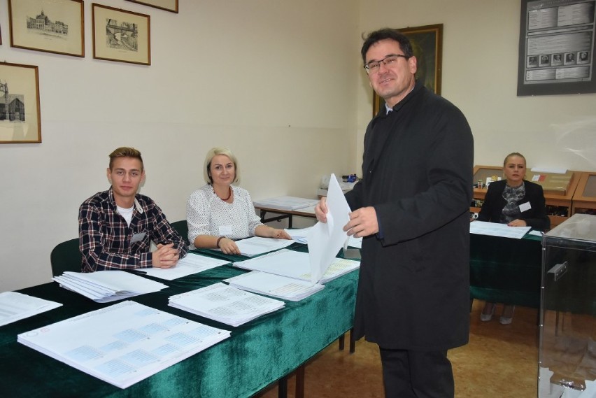 Trwają wybory samorządowe. Lokalne wyborcze otwarte od 7 rano. Nasza relacja