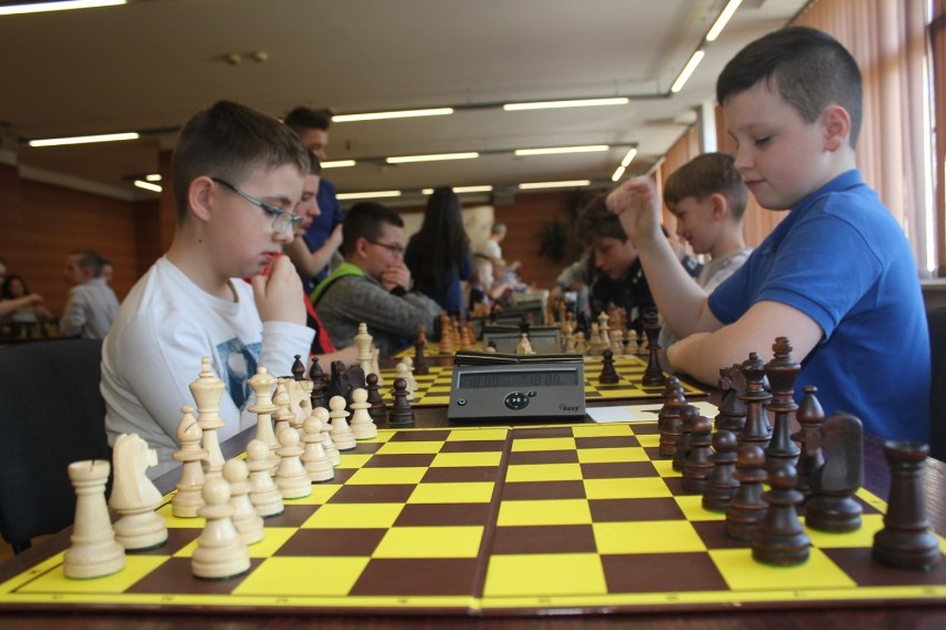 Głogów: Wiosenny Turniej Szachowy w Miejskim Ośrodku Kultury. Wzięło w nim udział 50 młodych szachistów z głogowskich podstawówek. ZDJĘCIA 