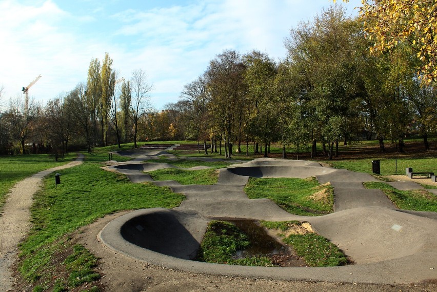 Skatepark będzie wyposażony m.in. w rampę, na której na...