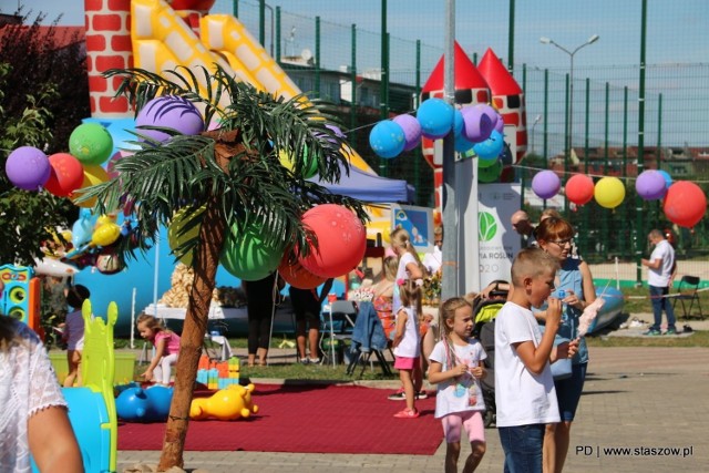 W piątek, 28 sierpnia przed Halą Ośrodka Sportu i Rekreacji przy ulicy Mickiewicza w Staszowie miało miejsce wesołe pożegnanie wakacji. Na imprezę przyszło wiele rodzin z dziećmi. Podczas wydarzenia nie zabrakło wielu atrakcji. Były między innymi zjeżdżalnie, konkursy plastyczne, strefa zabaw dla najmłodszych, malowanie twarzy, zabawy ruchowe i taneczne przy muzyce, sportowe rozgrywki oraz konkurs rzeźby z piasku na boisku do piłki plażowej.

Na kolejnych slajdach zobaczycie jak żegnano wakacje w Staszowie>>>