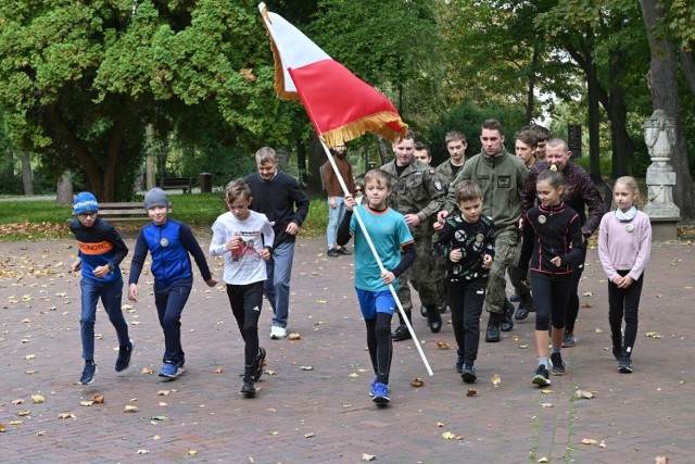 Bieg Orląt Lwowskich w Kielcach adresowany był do dzieci dziewięcioletnich, ponieważ najmłodszy uczestnik walk o polski Lwów w 1918 roku – Jurek Kukawski miał 9 lat, kiedy zginął. Zobaczcie kolejne zdjęcia.