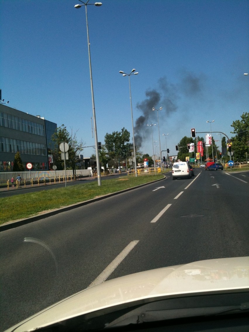 Pożar samochodu na moście drogowym w Toruniu. Ogromne korki [ZDJĘCIA]