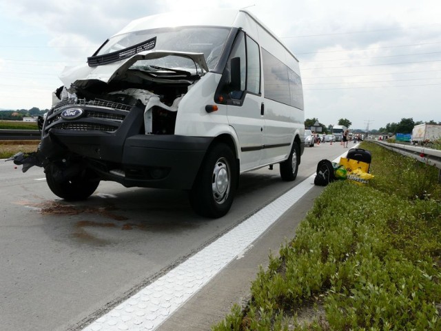 Autostrada A4. Wypadek na A4 pod Legnicą. 9 osób poszkodowanych w zderzeniu busa z ciężarówką