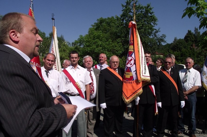 Prezes SHDK RP Tomasz Ogrodnik wręcza odznaczenia.Fot....