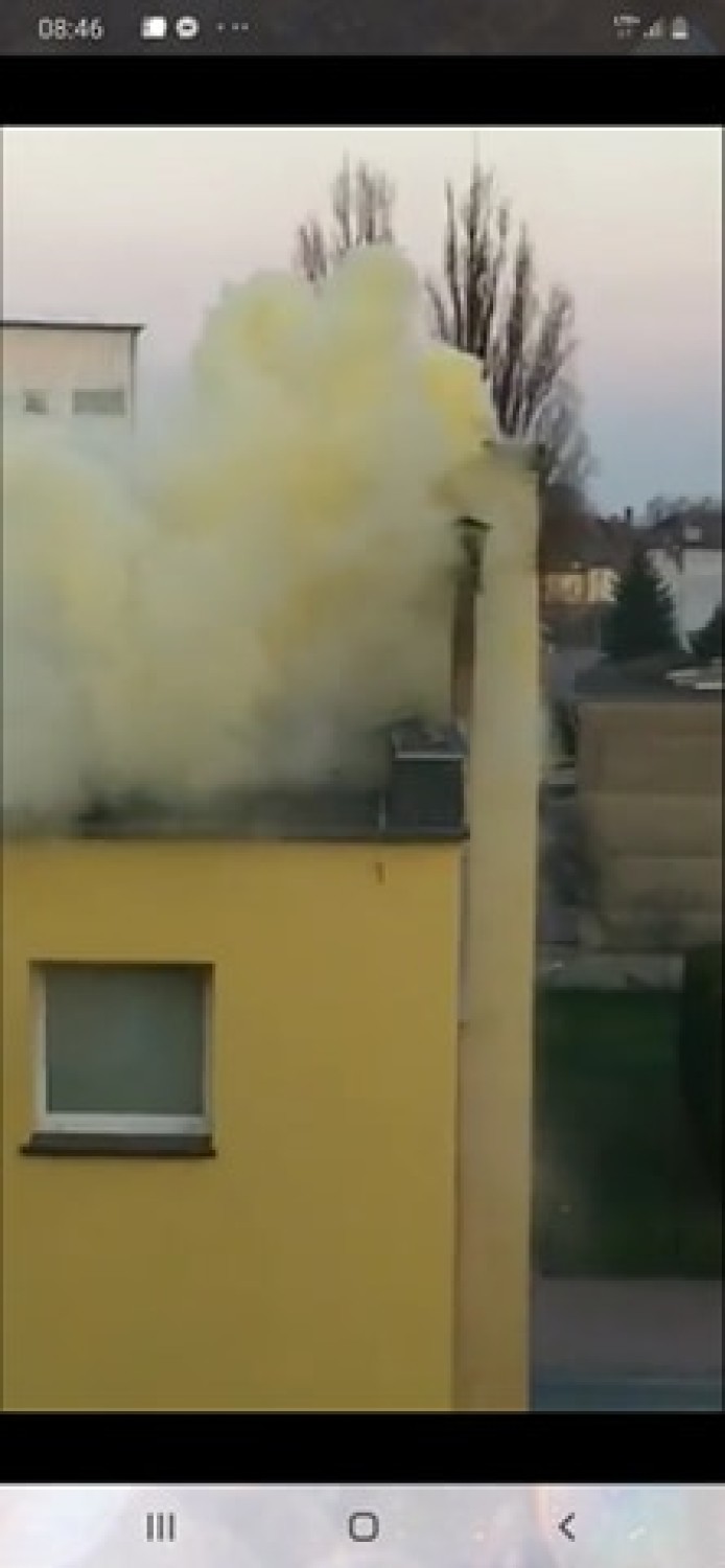 Grodzisk: Z komina wydobywa się żółto-szary dym