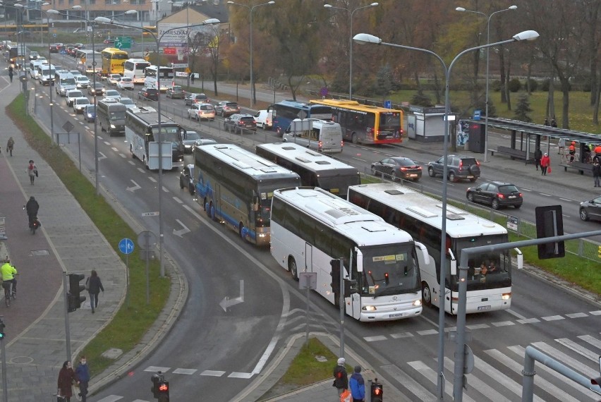 Protest przewoźników w centrum Kielc. Wyjechało kilkadziesiąt autobusów i busów. W mieście komunikacyjny paraliż [ZDJĘCIA, WIDEO]