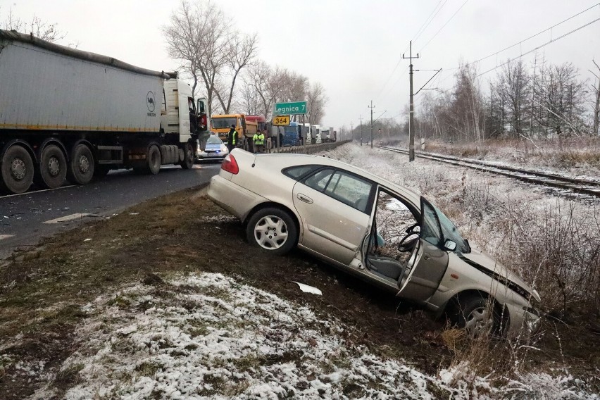 Wypadek na drodze Legnica - Złotoryja, dwie osoby zostały ranne