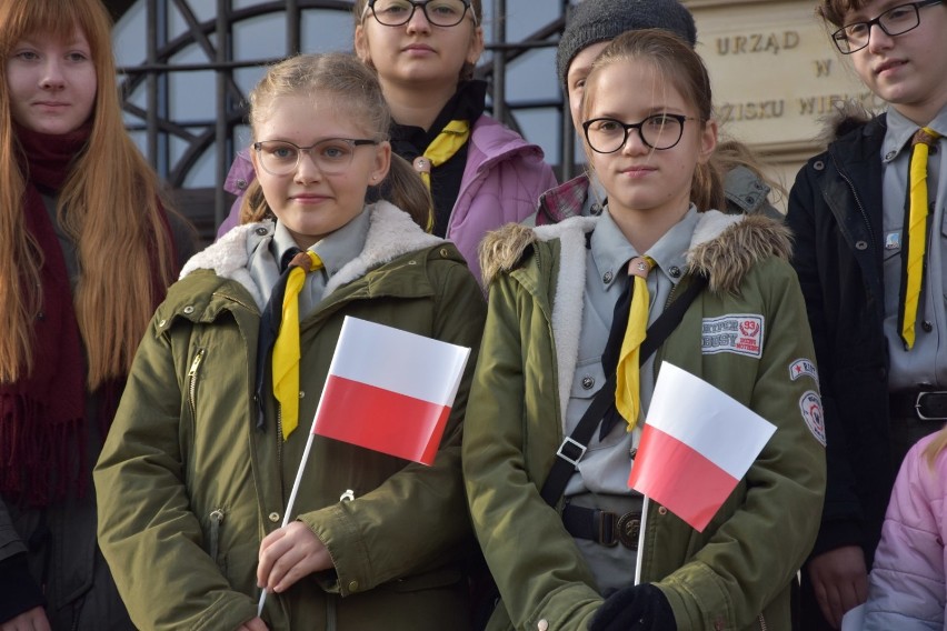 Grodzisk Wielkopolski: Na Starym Rynku wspólnie odśpiewaliśmy Hymn Państwowy! [ZDJĘCIA]