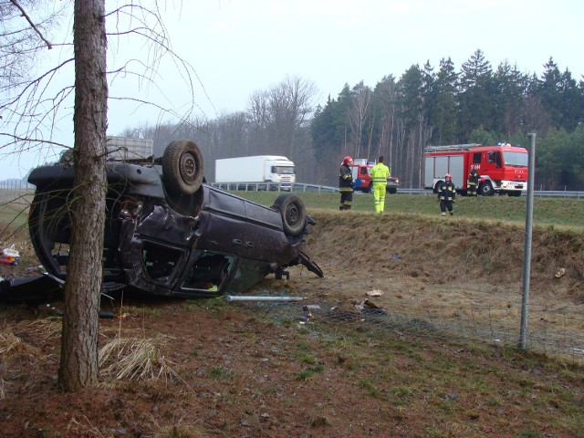 Dachował na A2 [FOTO]

W środę rano, kilka minut przed godziną 6 na 106 kilometrze autostrady A2, w kierunku na Warszawę doszło do wypadku. Kierowca Chryslera Voyagera wpadł w poślizg, wypadł z trasy i dachował. Mężczyzna z obrażeniami trafił do szpitala w Nowym Tomyślu.