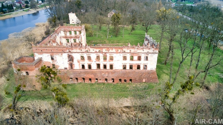 Zaniedbana perełka Lubelszczyzny: Ruiny zamku w Krupem. Zobacz zdjęcia z ziemi i powietrza 