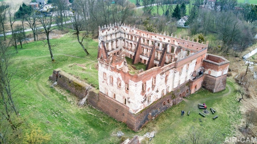 Zaniedbana perełka Lubelszczyzny: Ruiny zamku w Krupem. Zobacz zdjęcia z ziemi i powietrza 
