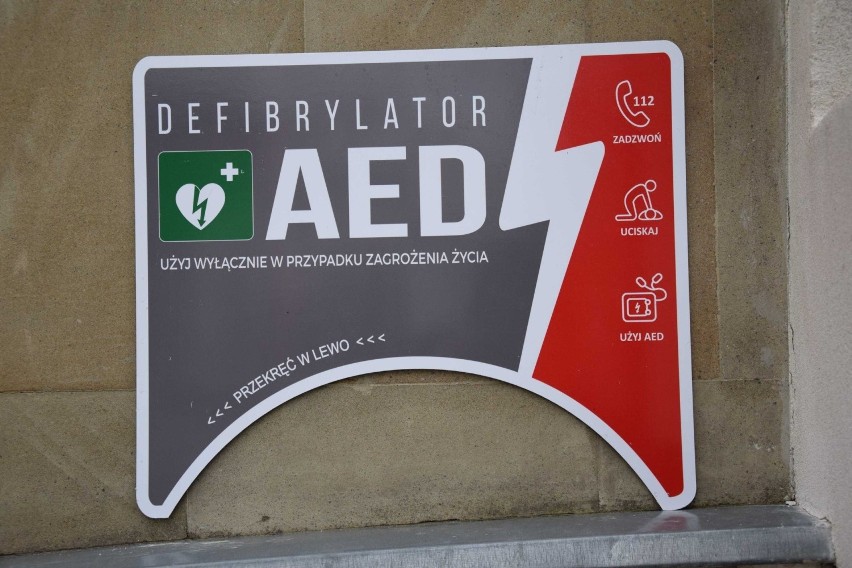 Tabliczka informacyjna jednego z defibrylatorów AED...