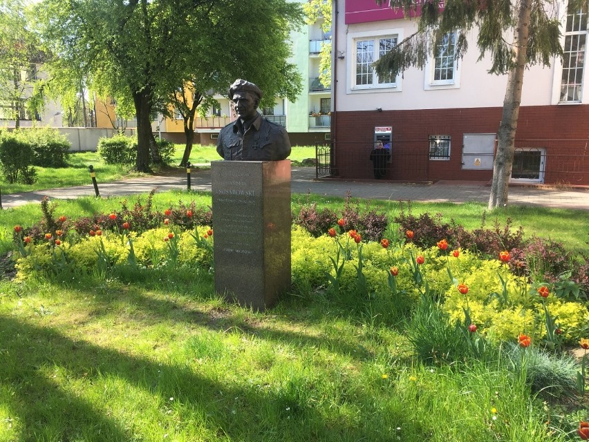 Harcerze z Lęborka oczyścili pomnik gen. Sosabowskiego [ZDJĘCIA]