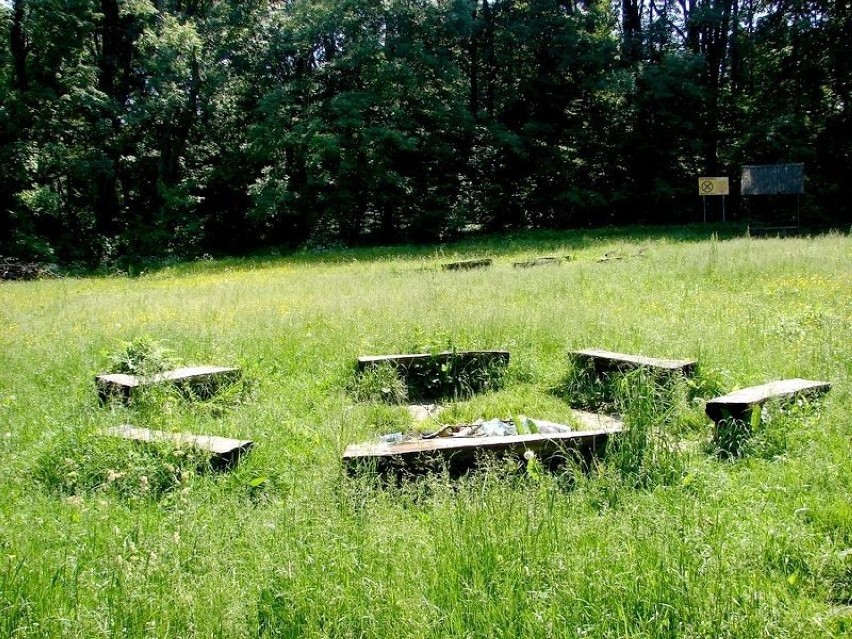 Smoleń - Zarośnięty trawą plac rekreacyjny
