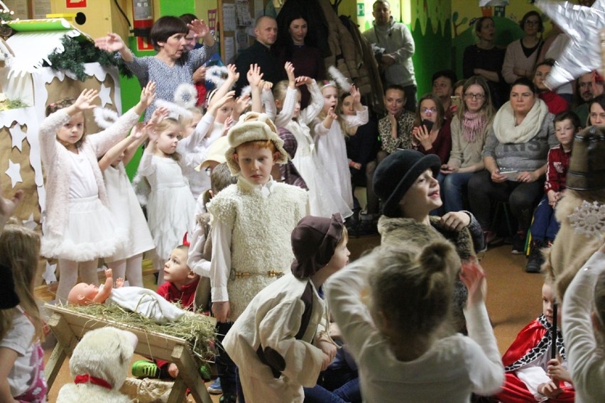 Młodzi aktorzy wcielili się w postacie świętej rodziny, aniołów, pasterzy... Jasełka w przedszkolu nr 1 w Wągrowcu