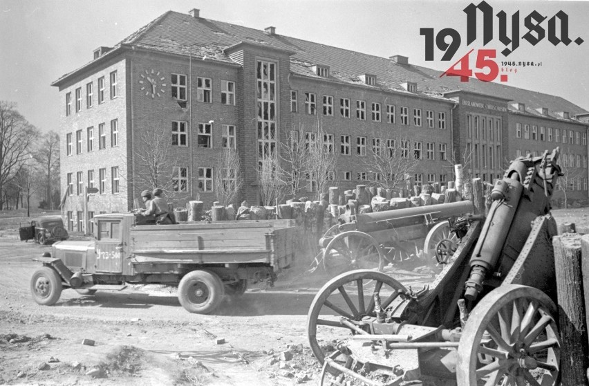 Nysa w 1945 roku. Armia Czerwona w mieście, płonące budynki, ciała zmarłych na ulicach. Zakończenie II wojny światowej