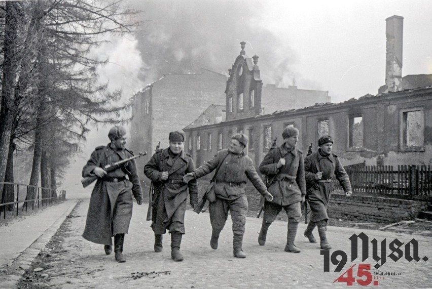 Nysa w 1945 roku. Armia Czerwona w mieście, płonące budynki, ciała zmarłych na ulicach. Zakończenie II wojny światowej
