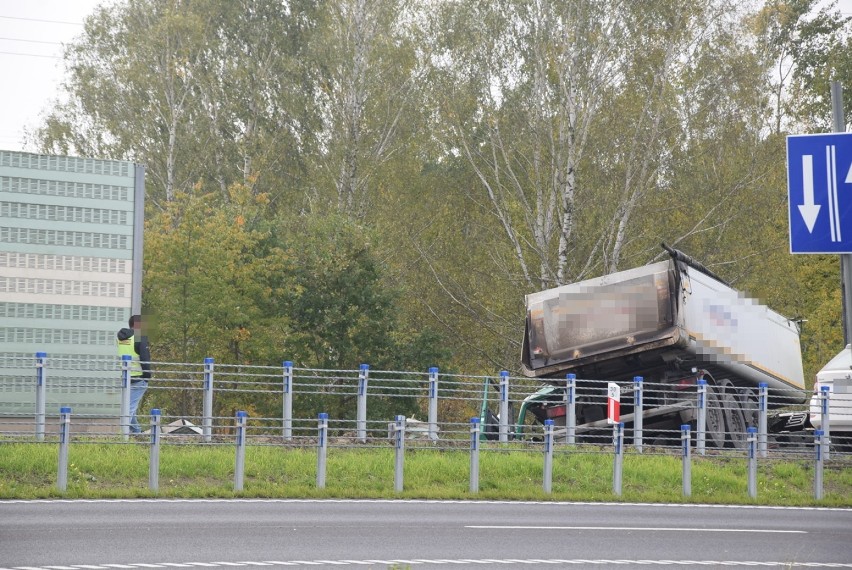 Wypadek na remontowanej jezdni obwodnicy Kobylanki. Ciężarówka przebiła ekrany akustyczne ZDJĘCIA