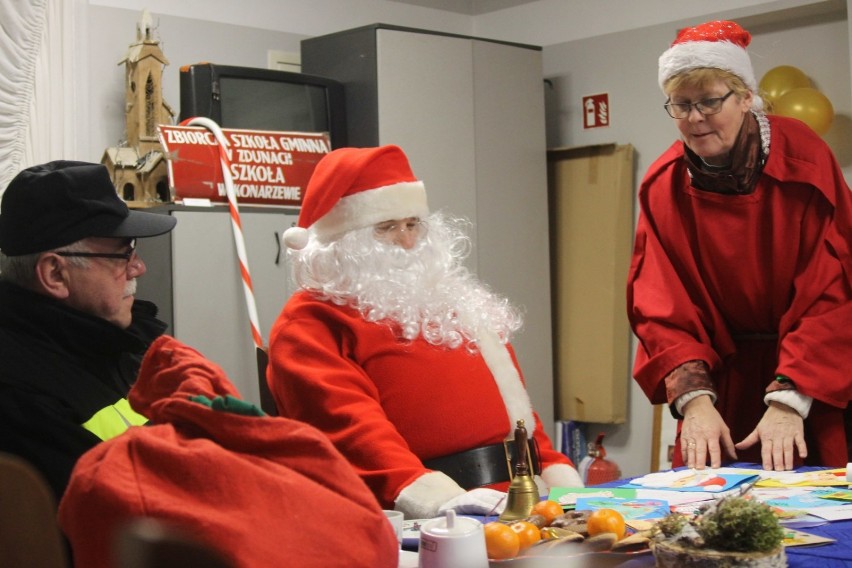 Św. Mikołaj odwiedził dzieci w Konarzewie. Zamiast saniami jeździł wozem strażackim [ZDJĘCIA]